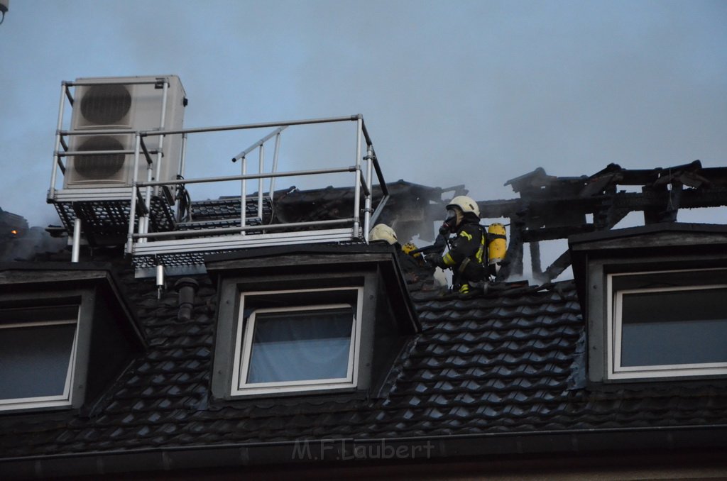 Feuer 3 Dachstuhl Koeln Buchforst Kalk Muelheimerstr P046.JPG